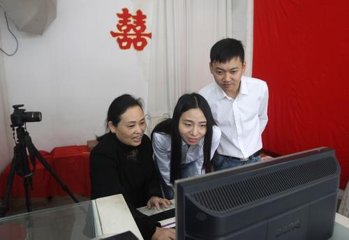 重庆5000人扯证脱单 800余人成了新光棍_新浪重庆_新浪网