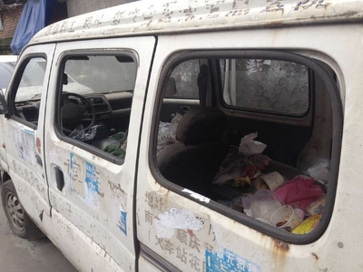 南充闹市现最脏僵尸车垃圾堆如山 差点熏吐人_新浪四川_新浪网