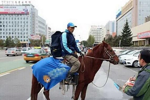 电动三轮车禁行致快件延误 快递员骑马送