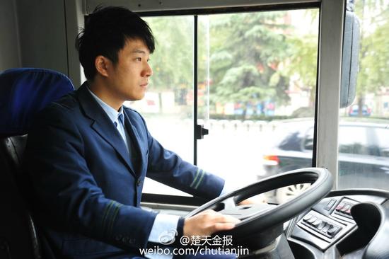 最帅公交司机来武汉开车 颜值高两次走红网络