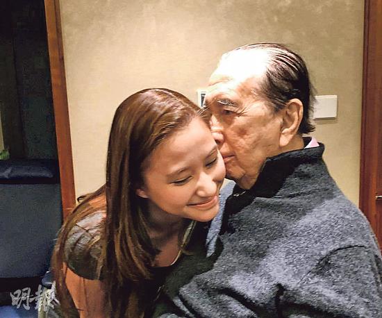 赌王爱惜女儿何超莲,何超莲开心说:“我的男神送我一个吻。”