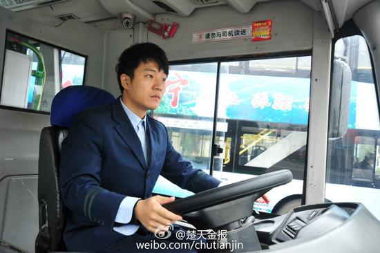 最帅公交司机来武汉开车 颜值高两次走红网络