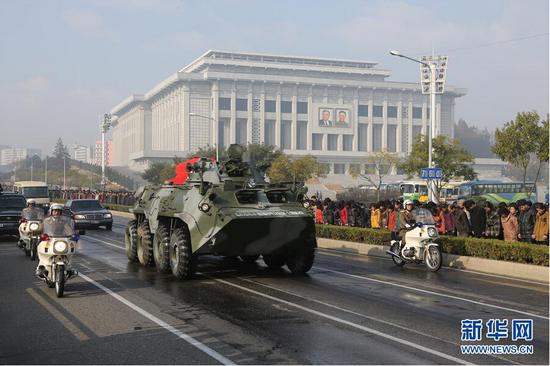 载有朝鲜人民军元帅李乙雪棺椁的装甲车通过主干道。