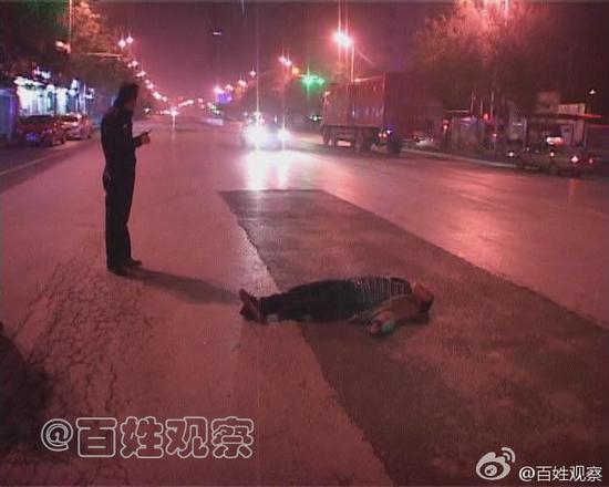 今天凌晨，东大街城东路上，一名醉汉冲进快车道要寻死。巡防队员将男子劝下，他哭着称自己没用，只想用低保换一套公租房。据了解，男子来郑打零工供18岁女儿读书，父女俩蜗居在10平米小屋，平时女儿睡床，他只能穿着衣服躺在凳子上。