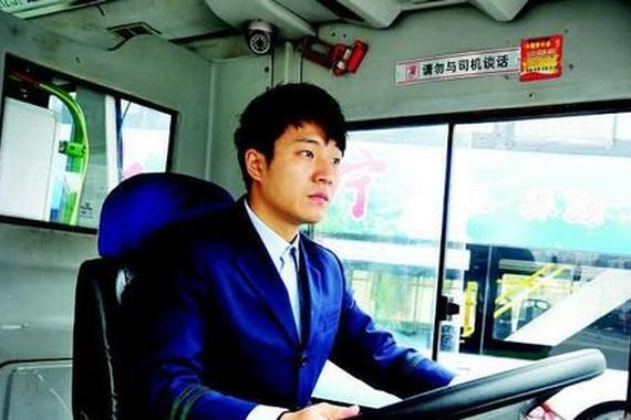 最帅公交司机回武汉开车 粉丝升级成老婆