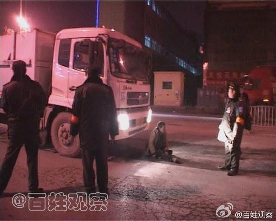 今天凌晨，东大街城东路上，一名醉汉冲进快车道要寻死。巡防队员将男子劝下，他哭着称自己没用，只想用低保换一套公租房。据了解，男子来郑打零工供18岁女儿读书，父女俩蜗居在10平米小屋，平时女儿睡床，他只能穿着衣服躺在凳子上。