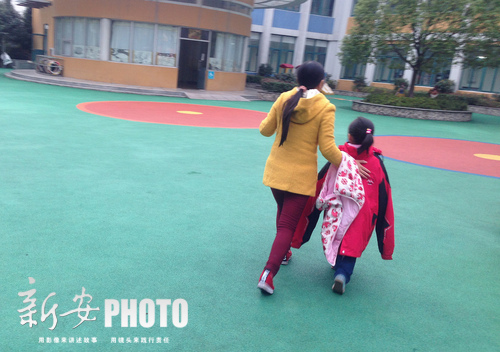 合肥汉嘉幼儿园塑胶地坪散异味 家长心里直发