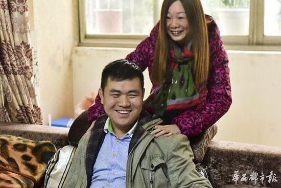 成都独臂快递哥晚上还跑兼职:男人嘛 家里的大