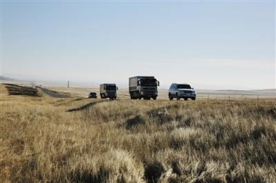 人民币押运车在内蒙古广袤的大草原上行驶运输，这样的旅程一年有几十次，行程2万至3万公里。