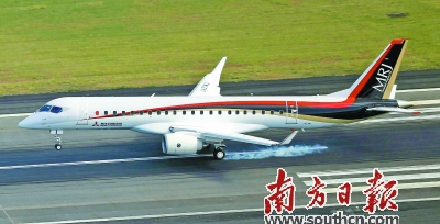 11日，在日本爱知县，日本第一款国产喷气式支线客机MRJ降落至名古屋机场。 新华社发