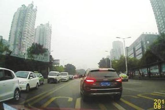路怒奥迪违规调头遇阻 4次故意变道别车