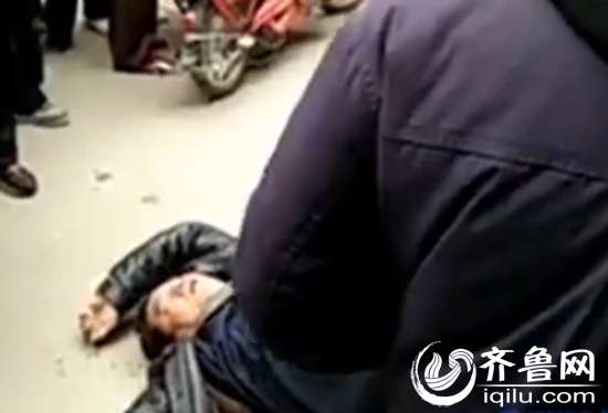 市民拍攝的現場畫面顯示，老牛躺在地上