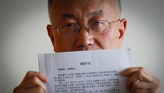 2014年5月1日，湖南长沙，湘潭大学研究生勒杀同门案犯罪嫌疑人曾爱云的律师钟致远手持辩护词。