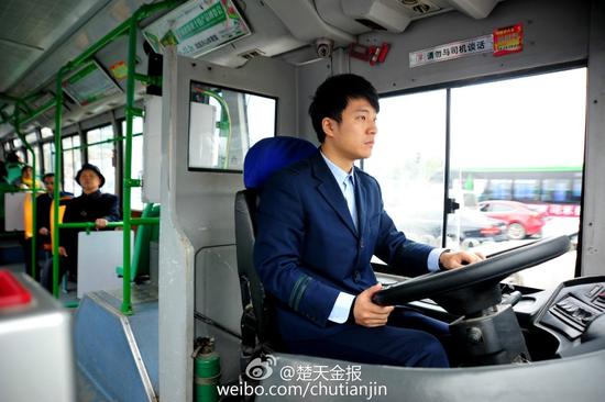 最帅公交司机来武汉开车 颜值高两次走红网络