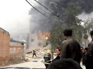 今天上午9:30左右，郑州市管城区南曹乡南曹新村附近一个海绵厂发生火灾，火势非常大。目前消防队员已赶到现场，正在进行紧急扑救，具体有无人员伤亡尚不清楚。