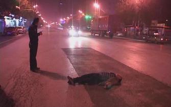 今天凌晨，東大街城東路上，一名醉漢沖進快車道要尋死。巡防隊員將男子勸下，他哭著稱自己沒用，只想用低保換一套公租房。據了解，男子來鄭打零工供18歲女兒讀書，父女倆蝸居在10平米小屋，平時女兒睡床，他只能穿著衣服躺在凳子上。