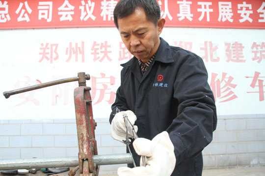 關書林練習手工鋸鋼管