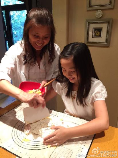 多多在制作食物