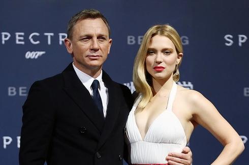 《007》首映主创亮相 