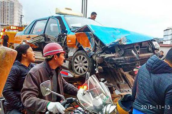 根本停不下来 四川一出租车连撞6车