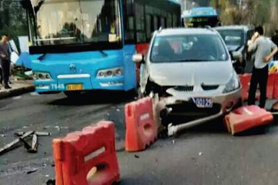 苗圃一号隧道前大货车失控 6车连撞