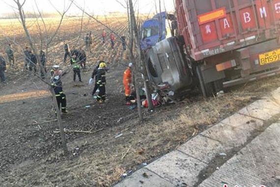 黑龙江肇东发生3车相撞事故 致4死1伤