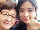 蒋欣与妈妈温馨合照