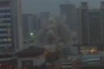 震撼航拍:西安118米高楼爆破 10秒坍塌成平地