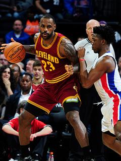 詹姆斯30分骑士遭翻盘 庄神25+18活塞止连败