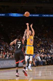 库里37+9勇士惊险12连胜 洛瑞28分猛龙两连败