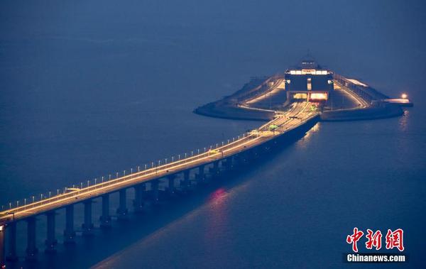 夜瞰港珠澳大橋:銀龍掛碧海(圖3)