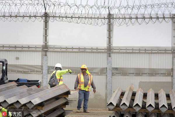 美墨边境老式隔离墙被拆除 改用9米高新型围墙
