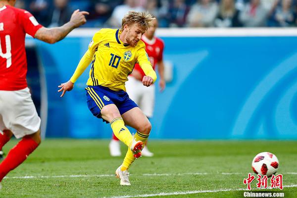 瑞典1:0小胜瑞士 球员短裤险些被拽掉
