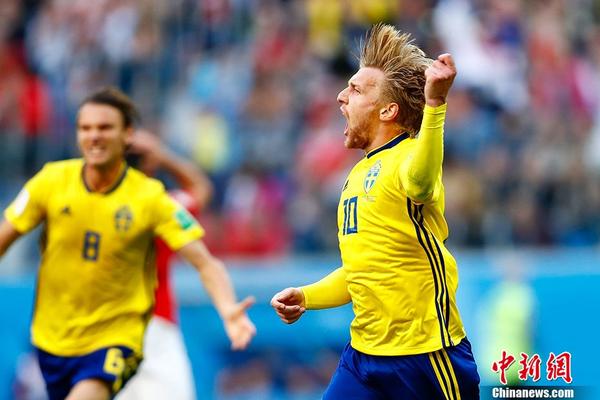 瑞典1:0小胜瑞士 球员短裤险些被拽掉