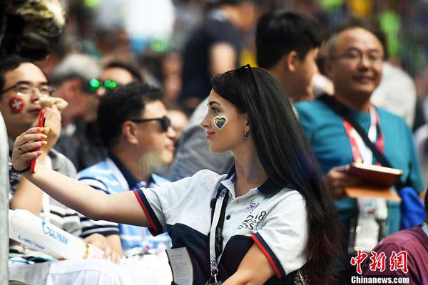 瑞典1:0小胜瑞士 球员短裤险些被拽掉