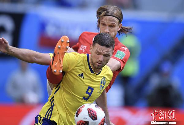 瑞典1:0小胜瑞士 球员短裤险些被拽掉