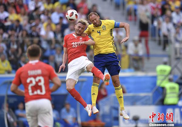瑞典1:0小胜瑞士 球员短裤险些被拽掉