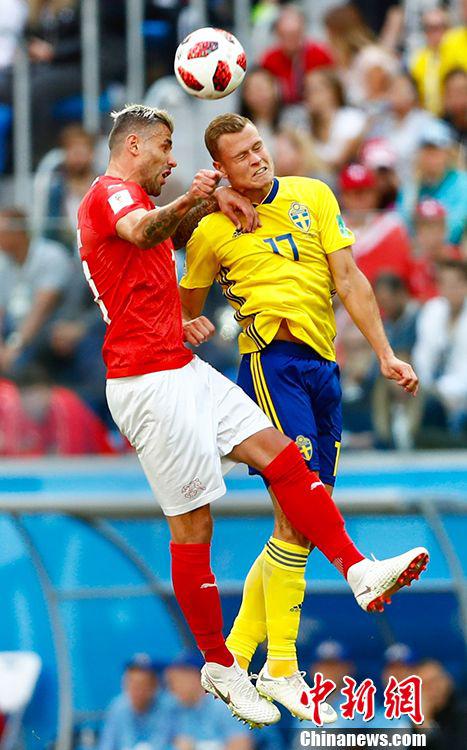 瑞典1:0小胜瑞士 球员短裤险些被拽掉