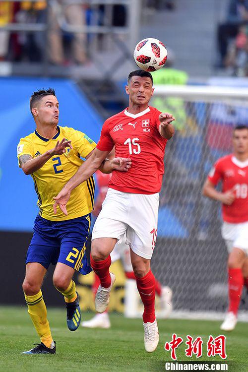 瑞典1:0小胜瑞士 球员短裤险些被拽掉