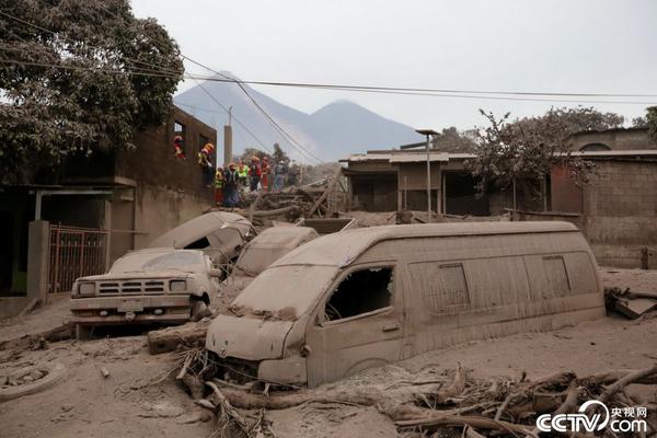 危地马拉火山喷发 地表火山灰堆积如暴雪过境