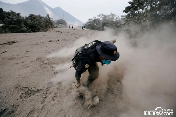 危地马拉火山喷发 地表火山灰堆积如暴雪过境