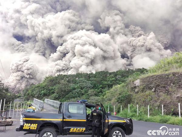危地马拉火山喷发 地表火山灰堆积如暴雪过境