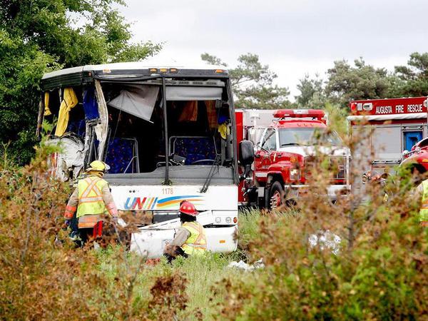 加拿大一巴士发生事故 24名中国游客受伤