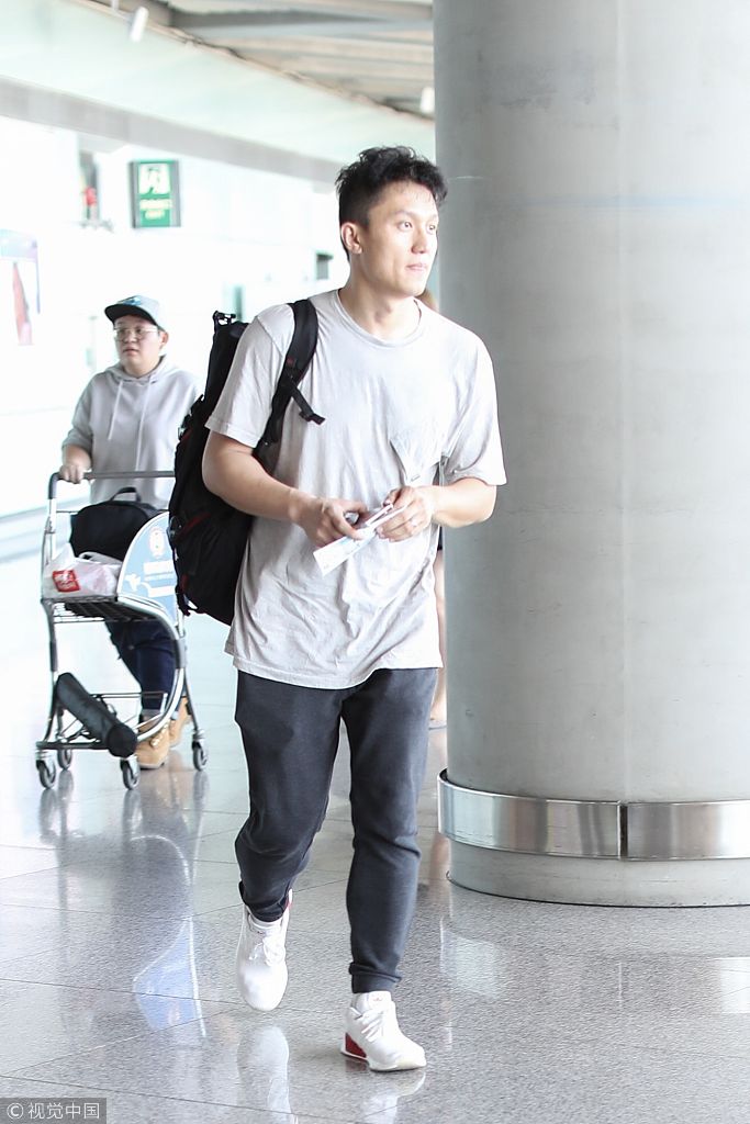 惠若琪和老公杨臻博疑蜜月出行 一前一后现身登机低调不同框