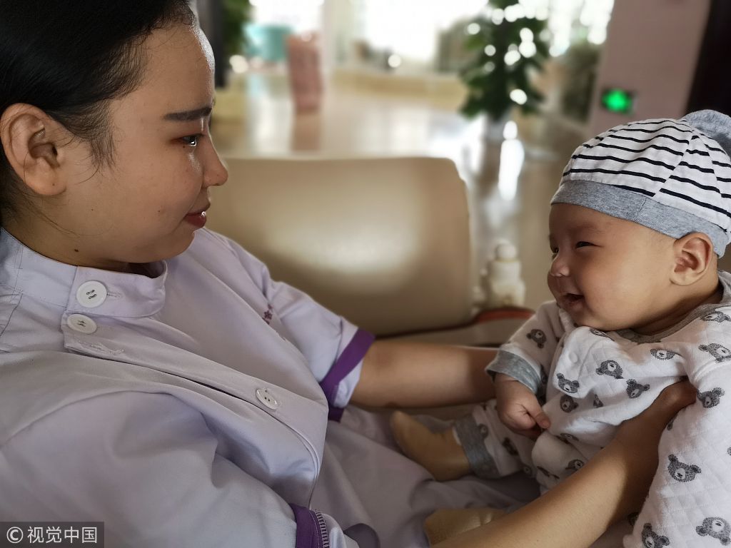 实拍20岁育婴师的日常 学经验方便日后自己生