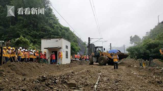 保安为晕倒学生垫付多半月工资:捍卫有文化青年