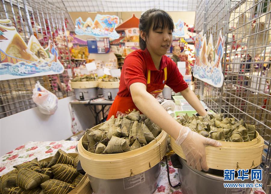 35岁杨颖上台颁奖，港媒“有意”关掉美颜，baby颜值翻车了