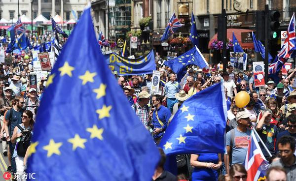 英国脱欧公投两周年 民众参加示威游行