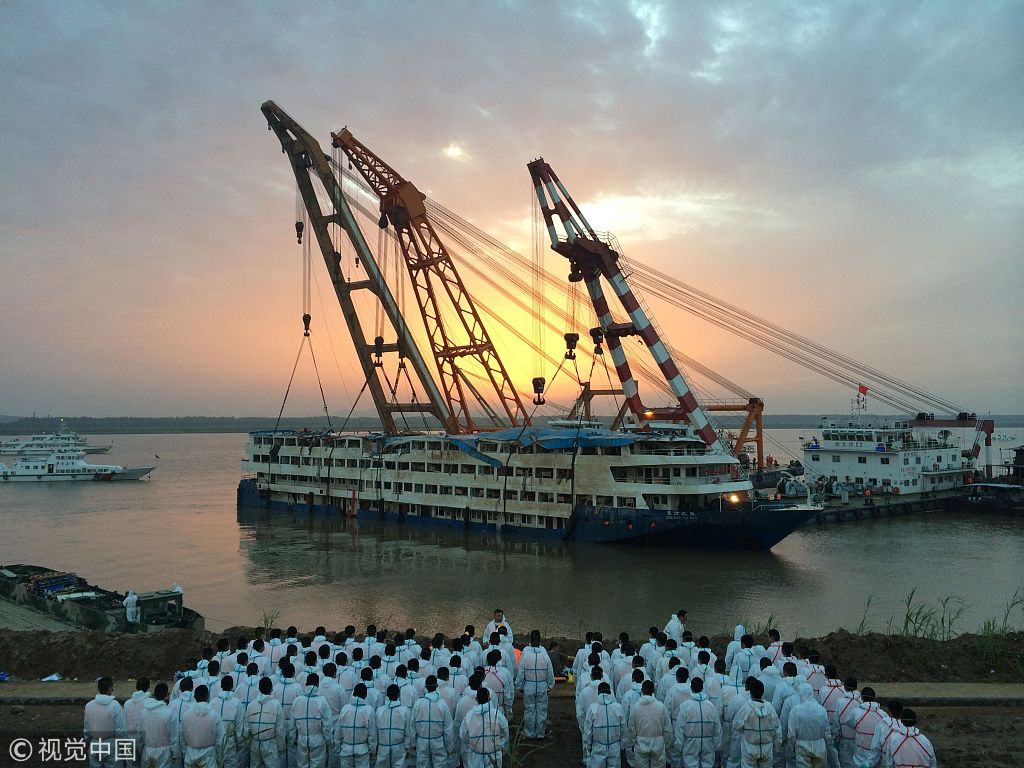 邪教献祭?潜艇疑云? 四年了 韩国“世越号”事故真相仍未查明_新浪看点