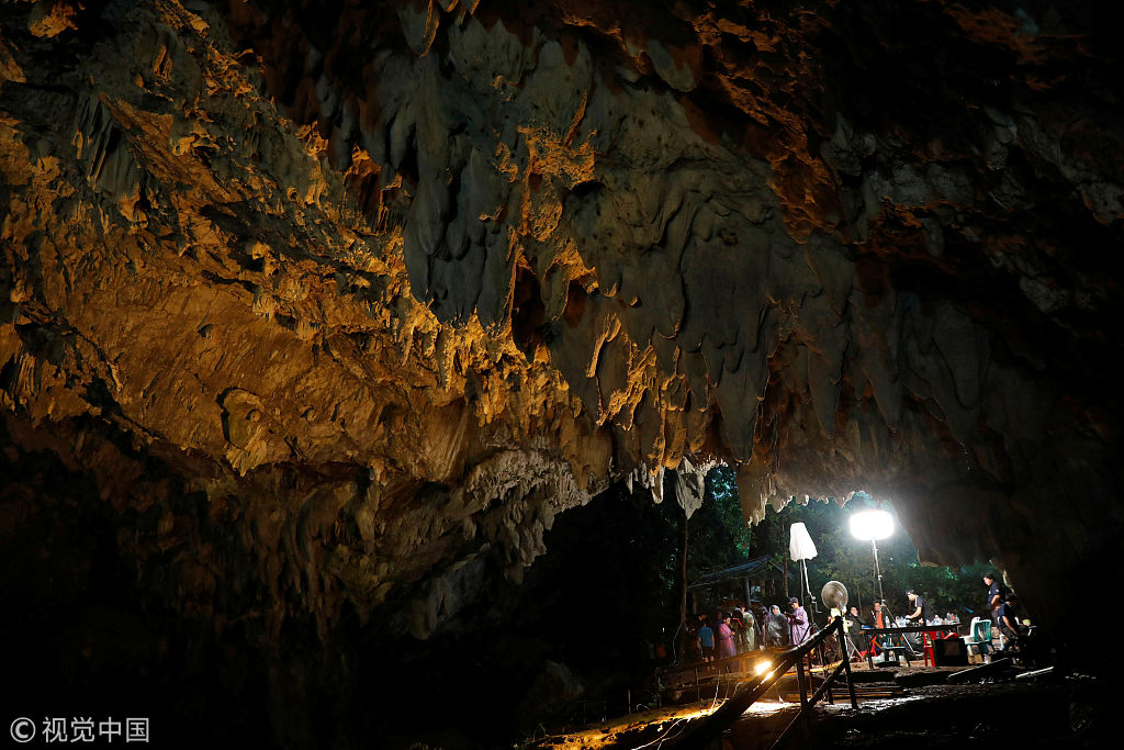 少年足球队被困山洞3天 牵动全泰国人的心